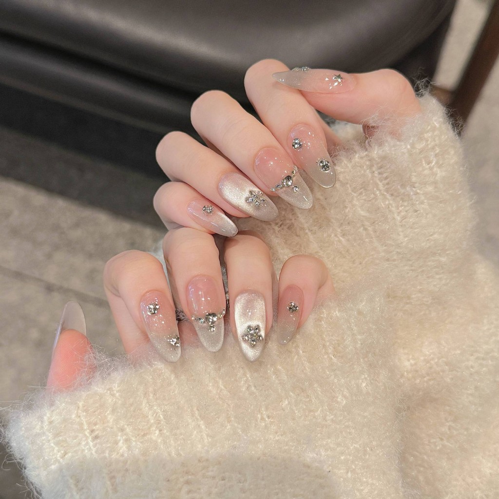 ทําด้วยมือ สาวดาวไล่โทนสีแมวตาอารมณ์อ่อนโยนเพชรขนาดกลางรูปไข่เล็บปลอมด้วยกาวส่องไฟเล็บกดบนเล็บนํามาใช้ใหม่กันน้ํา