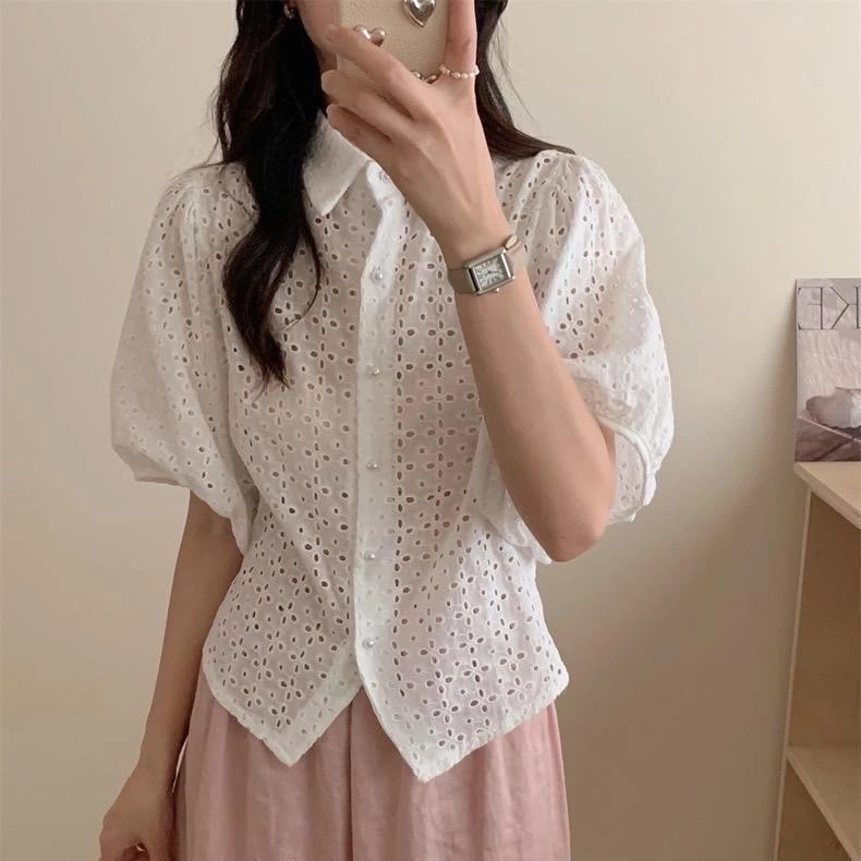 mimi&didi#เสื้อแขนสั้นสีขาวผ้าคอตตอนปักฉลุ เสื้อคอปกยืน กระดุมมุกผ่าหน้า มีริบบิ้น โบว์ให้ผูกช่วงเอว#W518