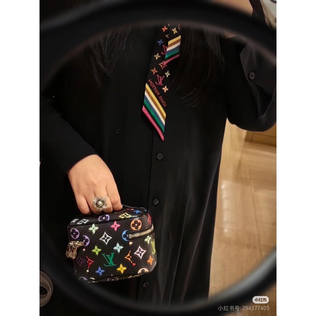 สไตล์ใหม่ Takashi Murakami LV ผูกผมริบบิ้นผ้าไหมสไตล์ใหม่สุภาพสตรีผูกผมผ้าพันคอผ้าไหมผูกกระเป๋าริบบิ