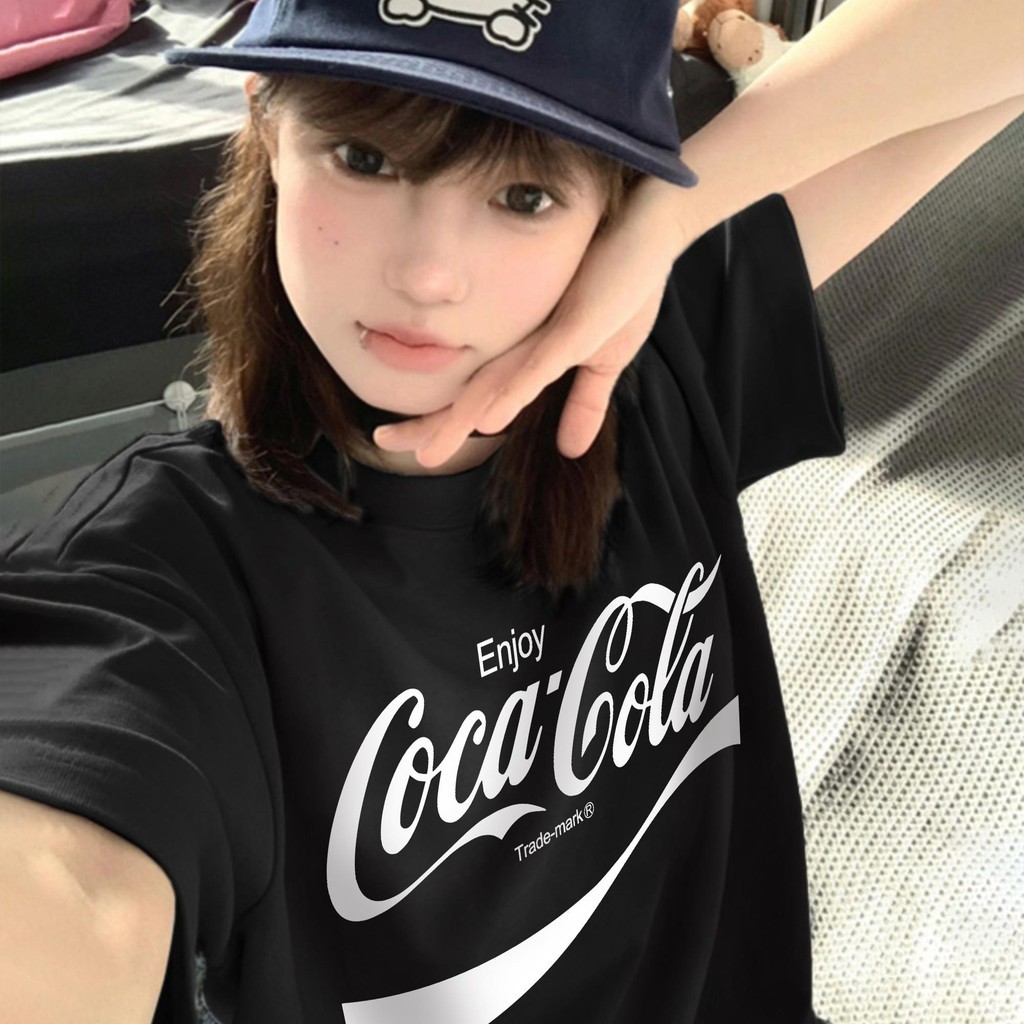 เสื้อยืด ผ้าคอตตอน 100% ลาย "OCA COLA" ผ้าคุณภาพสูง คอกลม ใส่สบาย
