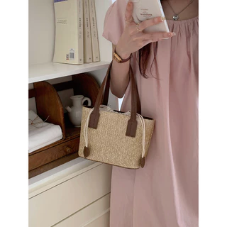กระเป๋าสาน น่ารัก มี 3 สี ตั้งเป็นทรง สายหนัง มีสายยาวให้ P238