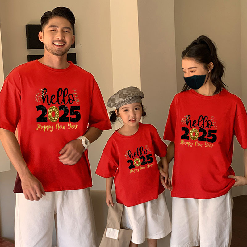 สวัสดี 2025 เสื้อสีแดงครอบครัวจับคู่เสื้อยืดคู่ เสื้อยืด พี่น้อง เสื้อจับคู่ปีใหม่ครอบครัวเสื้อเสื้อทารก ชุดรอมเปอร์