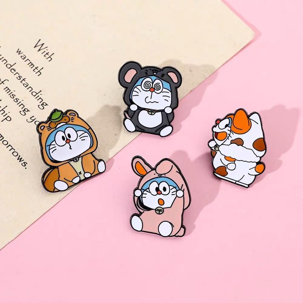 1ชิ้นป้ายน่ารักการ์ตูนอะนิเมะโดราเอมอนเข็มกลัดตรา