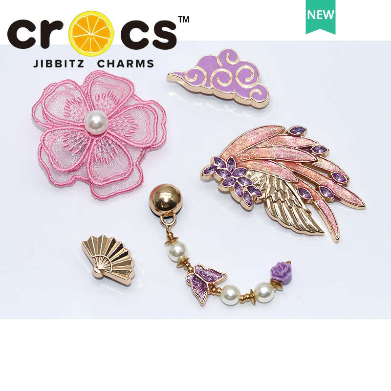 Jibbitz crocs ชาร์ม หัวเข็มขัดรู อุปกรณ์เสริมรองเท้าโลหะ Feather เพชร Cloud ผีเสื้อ ดอกไม้ แฟชั่นรองเท้า อุปกรณ์เสริม จิ๊บบิท ตัวติดรองเท้า crocs