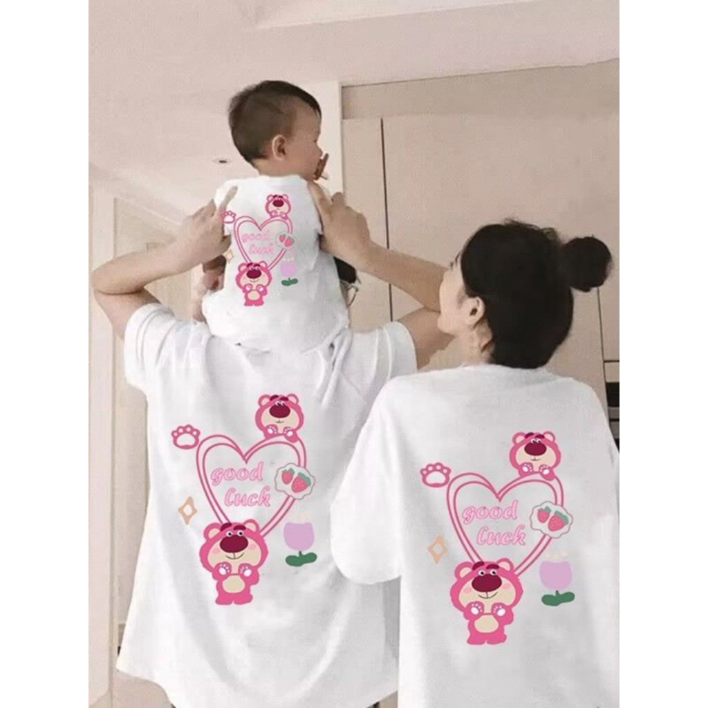 พร้อมส่ง&COD RINA STUDIO ชุดพ่อแม่ลูกที่แตกต่างกัน ชุดฤดูร้อนใหม่การ์ตูนสตรอเบอร์รี่หมีผ้าฝ้ายแขนสั้น