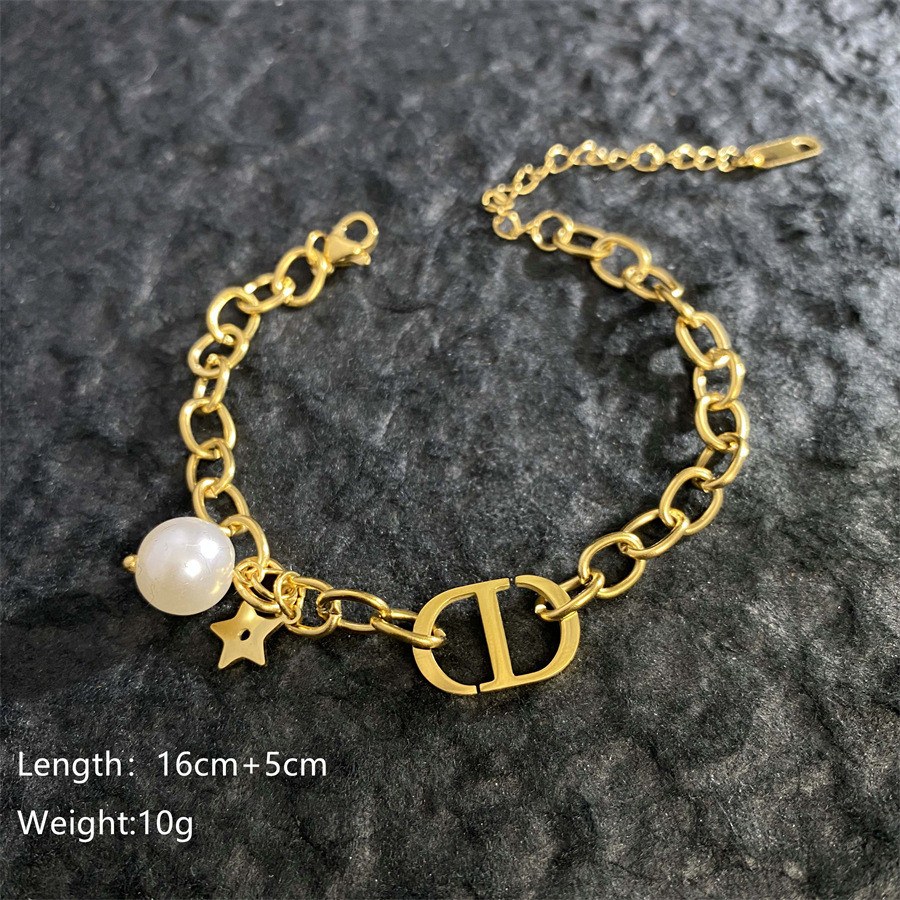 ยุโรปสไตล์อเมริกันแฟชั่น CD Letter Pearl สร้อยข้อมือเหล็กไทเทเนียม All-Match พู่