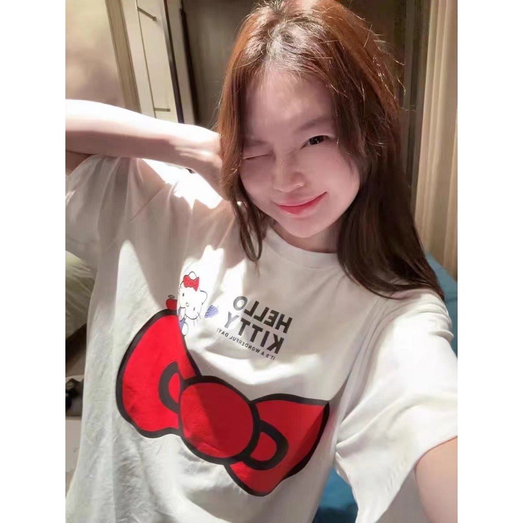 BOOM - Hellokitty เฮโลคิตตี้ 100% ผ้าฝ้าย เสื้อยืดแขนสั้น promthong เสื้อ 2025 เสื้อคู่ เสื้อ