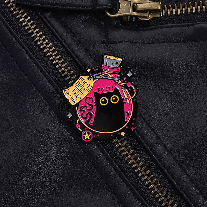 บรรจุขวด Menace เข็มกลัดเคลือบแมวดําน่ารักสร้างสรรค์ขวดป้ายกระเป๋าเป้สะพายหลังเสื้อผ้าอุปกรณ์เสริมของขวัญสําหรับเพื่อน - รูปที่ 6