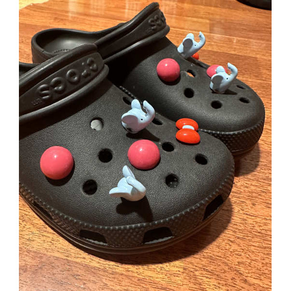 jibbitz crocs croc jibz Crocs หลุมรองเท้ารองเท้าดอกไม้ Dumbo Divy หลุมรองเท้าหัวเข็มขัดตกแต่งอุปกรณ์