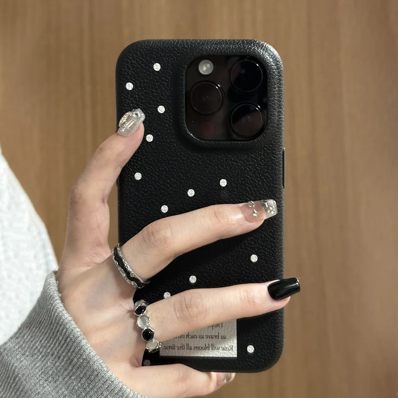 Huiwanju รูปแบบหนังสีดําจุดสีขาวสําหรับ iPhone16promax ใหม่ iPhone15 ความรู้สึกที่เรียบง่ายและขั้นสูง 14 สาว 13 เกาหลี ins สไตล์ niche 12 11 กรณีโทรศัพท์มือถือ