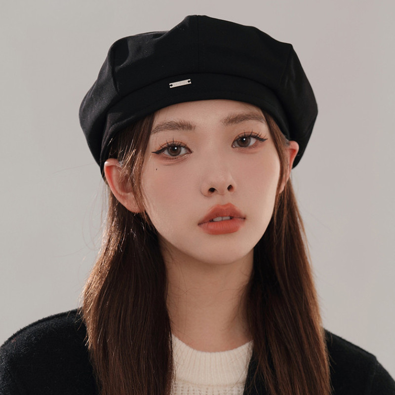 Misskoi [คลังสินค้าพร้อม] Beret หญิงสไตล์ญี่ปุ่นฤดูใบไม้ร่วงฤดูหนาวสไตล์ใหม่ทําด้วยผ้าขนสัตว์สีน้ําตาล Retro แพทช์โลหะแฟชั่น All-Match Influencer หมวกแปดเหลี่ยม T