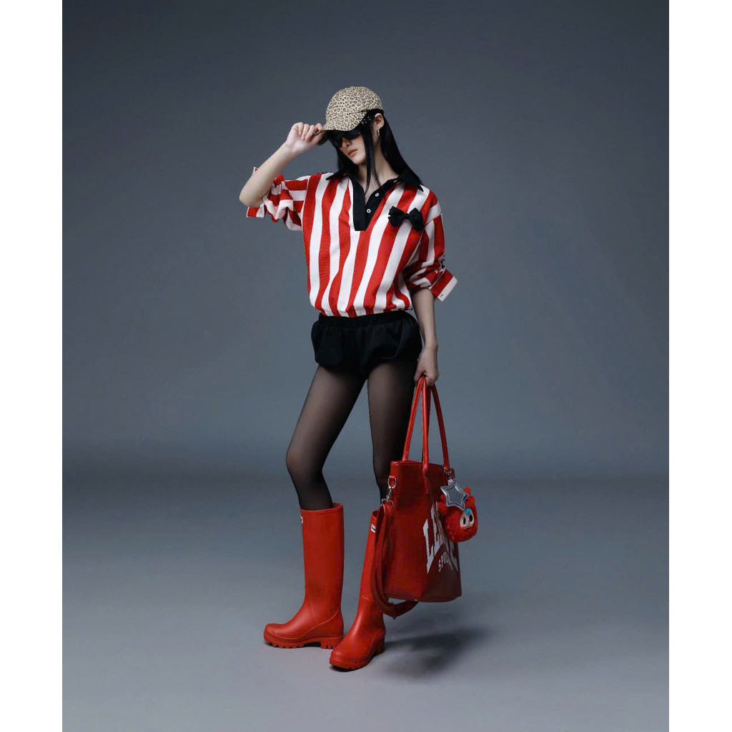 โซดา สโมสร - เสื้อเชิ้ตแขนยาวลายทางสีแดงขาวคอโปโลและกางเกงขาสั้นลูกไม้สีดํา