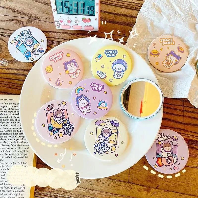 กระจกพกพา 🔮น่ารักน่าใช้ น้ำหนักเบา พกพาง่าย ลายน่ารักสดใส กระจกแบบพกพา กระจกแต่งหน้า ส่งคละสี thumbnail 3