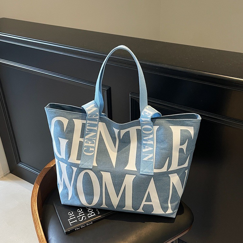 กระเป๋าผ้าแคนวาสพิมพ์ตัวอักษร Gentlewoman 2025 ใหม่ ความจุขนาดใหญ่ กระเป๋าเดินทางแบบสบาย กระเป๋าถือแบบพกพา