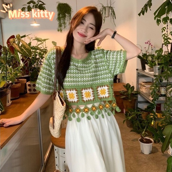 Miss Kitty พร้อมส่ง ท่านหญิง เสื้อถักไหมพรมแขนสั้น คอกลม สีเขียวลายดอกไม้ *91089-C*