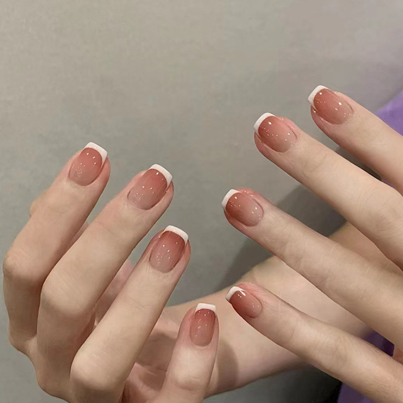 การไล่ระดับสี สีแดง สีน้ําตาลสไตล์ฝรั่งเศสเล็บปลอมสั้นสี่เหลี่ยมคางหมูเล็บปลอม 30 ชิ้น/กล่อง R882