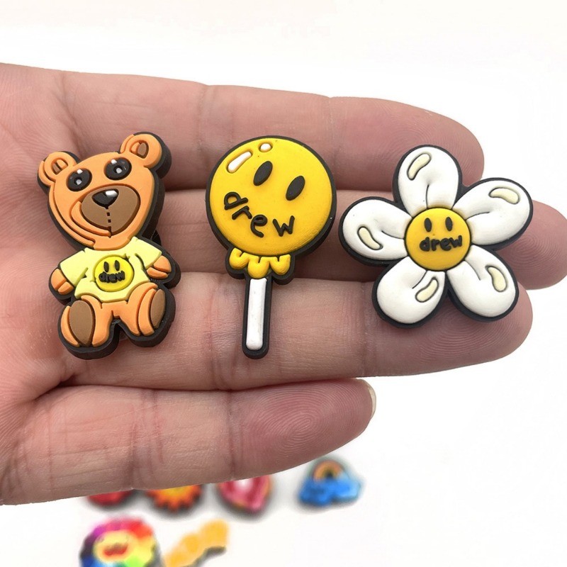 จระเข้ DIY น่ารักที่สร้างสรรค์#jibbitz Animal Pins Crocs Shoe Charms Letter AZ การ์ตูน ดอกไม้ rainbow 1-12 อุปกรณ์ตกแต่ง สําหรับรองเท้าและกระเป๋า