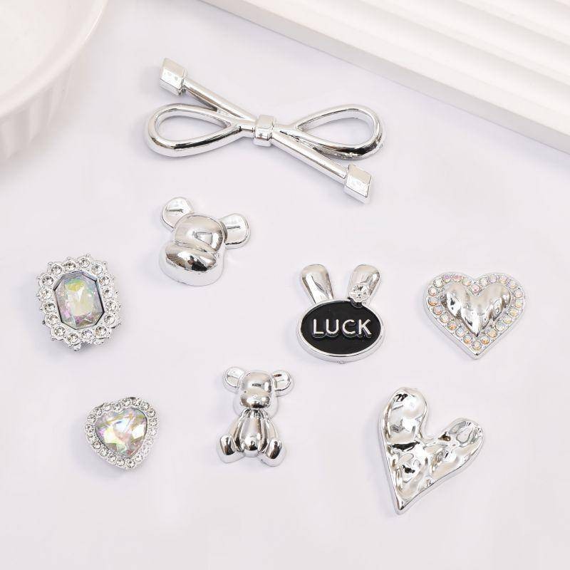 โลหะเงินอุปกรณ์เสริมหมี Jibz Croc Love Bow แสดง Charms ดอกไม้ DIY เคสโทรศัพท์ผม y2k อุปกรณ์เสริมรองเท้าตกแต่งสาวเด็กของขวัญ