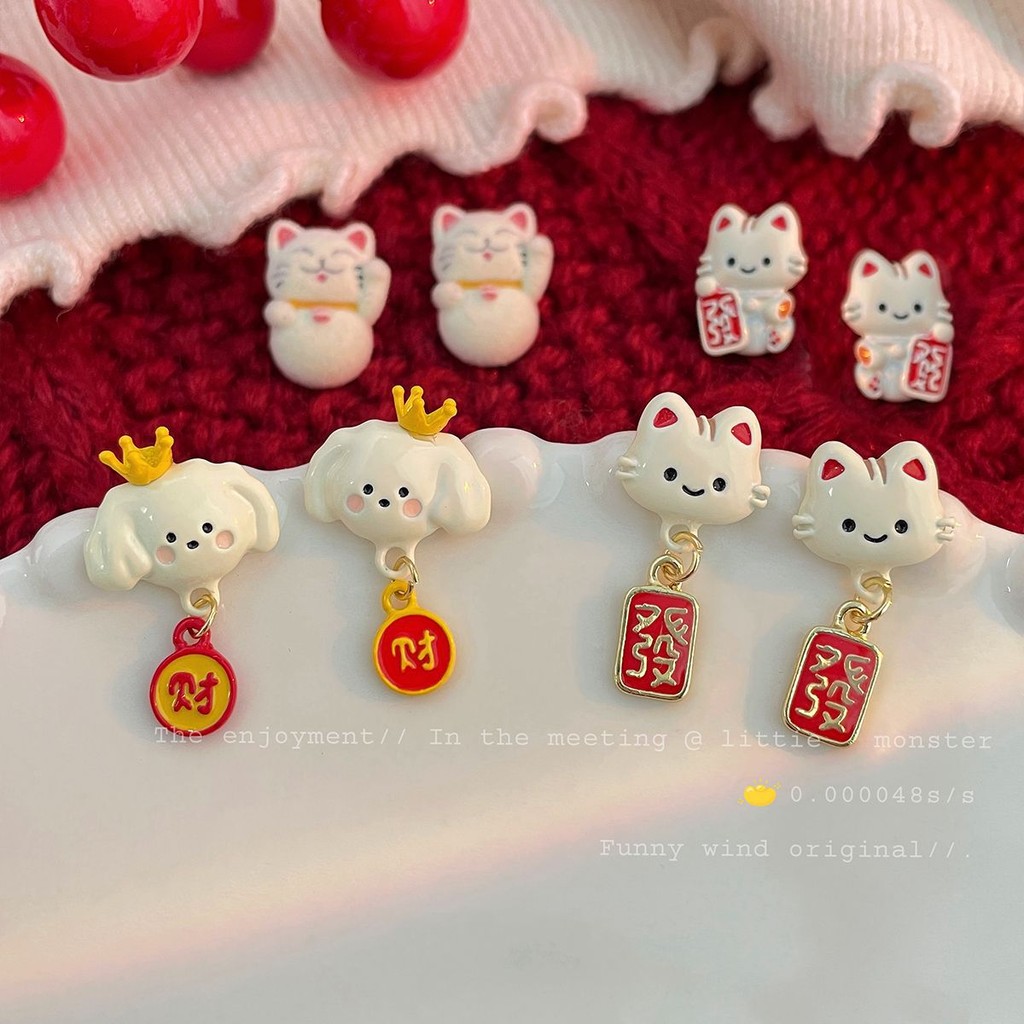 ปีใหม่งานรื่นเริงน่ารักโชคลาภลูกสุนัขต่างหูแมวนําโชคสีแดง