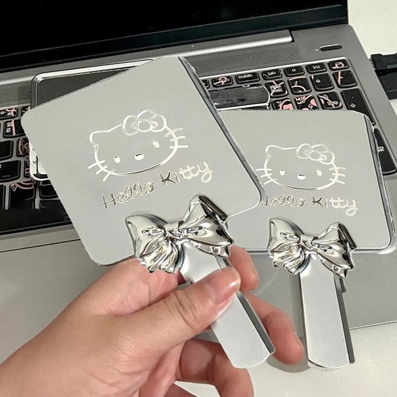 สีสันswallowfly Sanrio การ์ตูน Hello Kitty กระจกมือถือสาวทรงสี่เหลี่ยมเดสก์ท็อปเครื่องสําอางแบบพกพา Kawaii กระจกแต่งหน้าสาวของขวัญวันเกิด COD