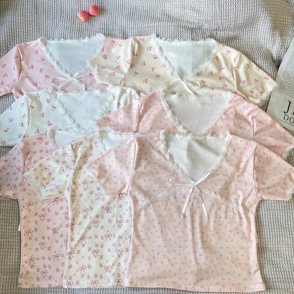 Fleurladyz.เสื้อแต่งลูกไม้คอวี เสื้อคอวี เสื้อแขนสั้นแต่งโบว์ผูกที่อก ผ้าร่องเล็กลายดอก โบว์ เชอร์รี่ ผู้หญิง