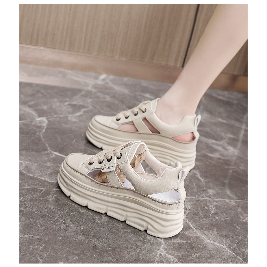 รองเท้าสีขาวขนาดเล็กผู้หญิงฤดูร้อนกลวงระบายอากาศรองเท้าแตะรองเท้าลําลองด้านในเพิ่มความสูงหนา พื้นรองเท้า รองเท้า