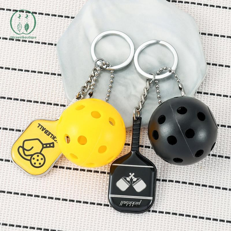 [ชาวเก๋ไก๋] Creative Pickleball Racket พวงกุญแจโลหะดองพวงกุญแจกีฬาสร้างแรงบันดาลใจดอง Dink Ball ของขวัญแฟนพีคของขวัญปาร์ตี้บูติก