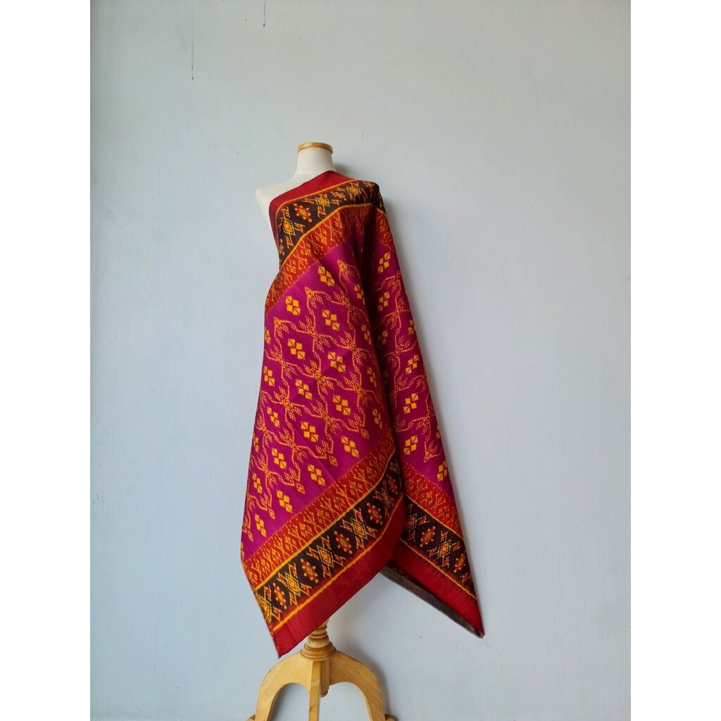 ซิ่น ผ้าไหมมัดหมี่ 3ตะกอ ขนาด 1x2เมตร พื้นสีแดง ท้องผ้าสีชมพูบานเย็น รหัส R2Q-119-MM3F33