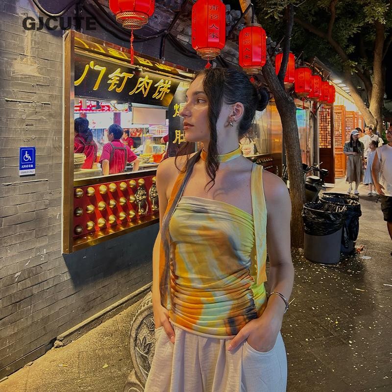 GJCUTE 2025 ฤดูร้อนใหม่ Halter คอด้านบนจีบ Slim Fit Niche Design One-line Chest Wrap Top สําหรับผู้ห