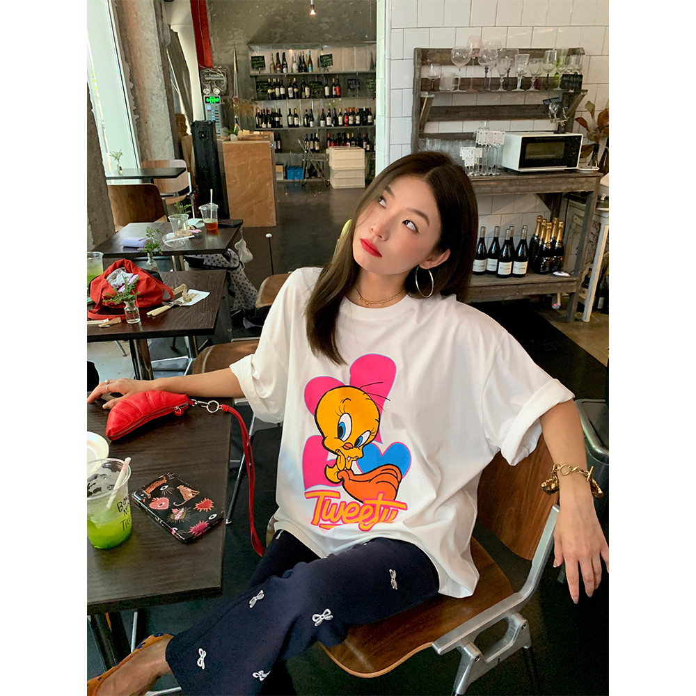 (จัดส่งตลอด 24 ชั่วโมง）Angle Official เสื้อยืดสั้นสำหรับผู้หญิง ฤดูร้อน ปี 2024 รุ่นใหม่ สไตล์มีความรู้สึกออกแบบพิเศษ