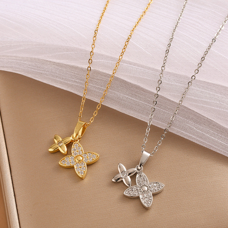 แฟชั่น Micro Diamond Double Four-Leaf ดอกไม้ไทเทเนียมเหล็กสร้อยคอ All-Match อารมณ์ทองแท้ Non-Fade สุภาพสตรี Clavic