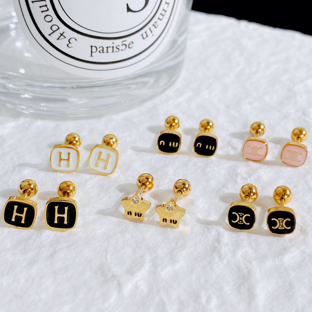 ไทเทเนียมเหล็กชุบ 18K Gold Simple Letter เคลือบ Dropper สกรูต่างหูขนาดเล็กสุภาพสตรีเครื่องประดับ