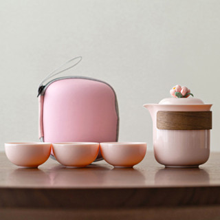 ชุดน้ําชาสดหญิงดอกไม้ด้วยมือสีชมพูบริสุทธิ์และหม้อคลัตช์และช…