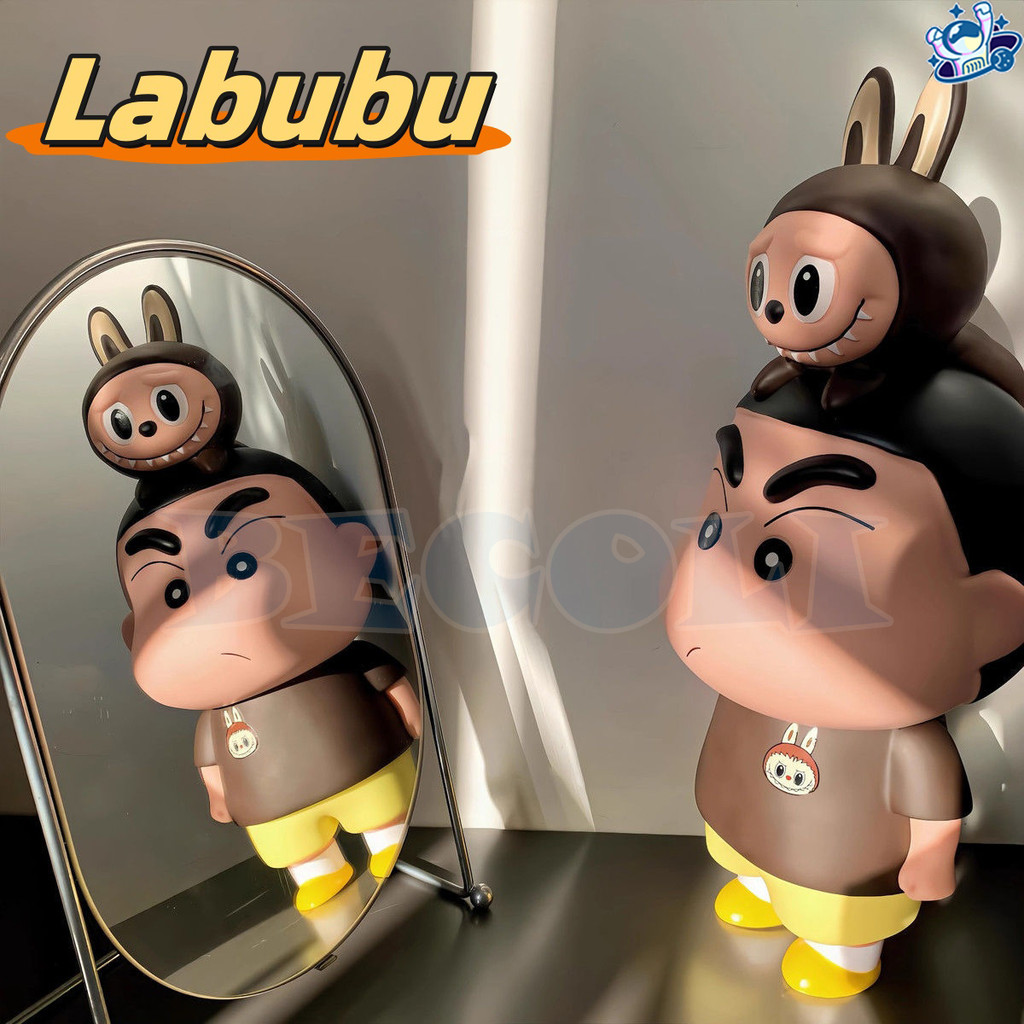 Crayon Shin chan คอสเพลย์ Labubu รุ่น Q ตุ๊กตาของขวัญเด็กตกแต่งรถเครื่องประดับของเล่นคอลเลกชันบ้านเค้กตกแต่งแบบไดนามิก