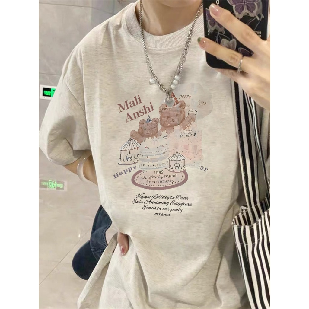 (จัดส่งตลอด 24 ชั่วโมง）OOOK Official เสื้อยืดสั้นสำหรับผู้หญิง แบบอเมริกัน คลาสสิก ด้วยรูปตัวหมีวันเกิด คอปกตรง