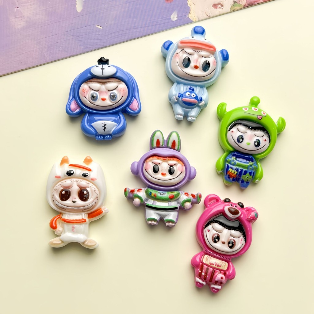 การ์ตูน PopMart Jibbitz สําหรับ Crocks Bright Labubu Jibbits สีแดง Labubu Crocs Charm DIY ครีมกาวรองเท้า Charm สําหรับผู้ชายรองเท้าอุปกรณ์เสริม