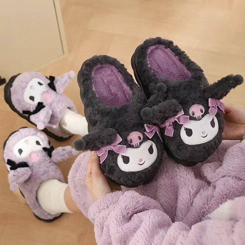 SANRIO ซานริโอ ทํานอง คุโรมิ รองเท้าแตะผ้าฝ้ายสําหรับผู้หญิง 2024 ฤดูหนาวตุ๊กตาอบอุ่นการ์ตูนรองเท้าบ้าน