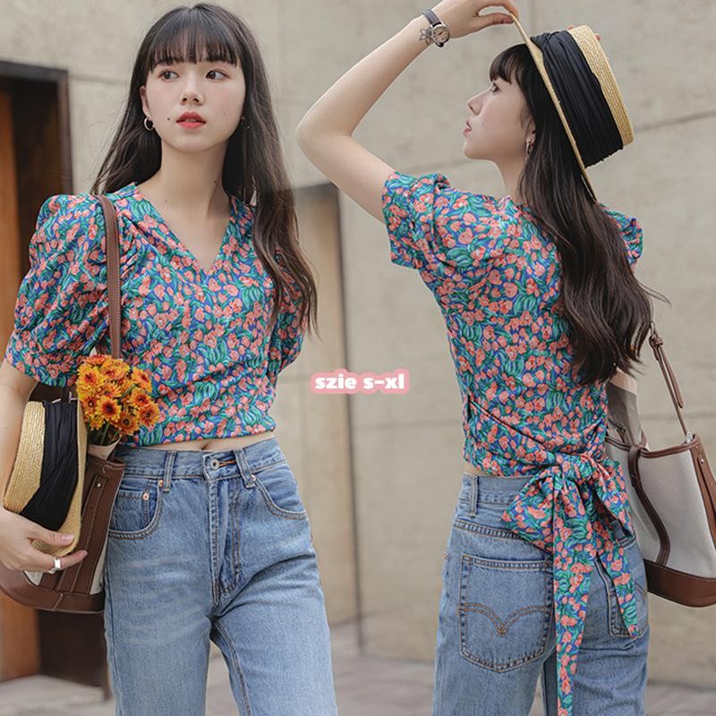 Mimi&Didi เสื้อครอปลายดอกคอวี แขนพองผูกโบว์เอว 99057