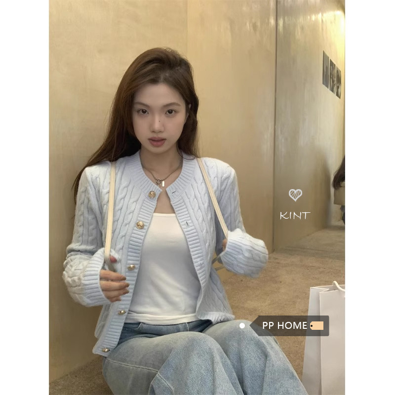 ชุดเสื้อกันหนาวสั้นสไตล์เกาหลี Xiao PPHOME สีฟ้านม ~ เสื้อสเวตเตอร์สั้นสำหรับผู้หญิง สีลูกกวาด คอกลม ถักนิตติ้ง เสื้อโค้ทมิงค์ ภายนอก Maguan MYHO PI7G