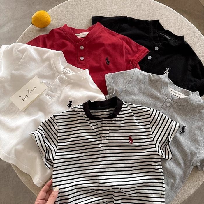 เด็กชายเสื้อโปโลแขนสั้นฤดูร้อนสไตล์ใหม่แฟชั่นเวอร์ชั่นเกาหลีผ้าฝ้ายแท้การ์ตูนม้าเย็บปักถักร้อยหล่อหลวมสบายๆทุกการแข่งขันด้านบน