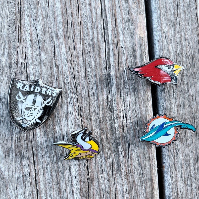 NFL Oakland Raiders Football Badge Pin Football League Team Logo Lapel Pin สําหรับแจ็คเก็ตกระเป๋าเป้