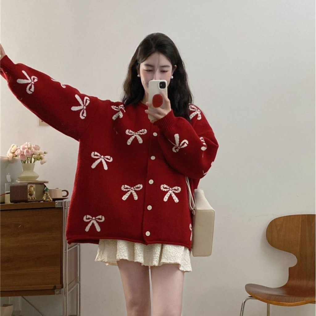 Apitta Sweater รุ่น Redy pearl คาร์ดิแกนไหมพรม ทอลายโบว์สีขาว ตกแต่งลูกปัดมุก ออกใบกำกับภาษีได้ รหัส N68