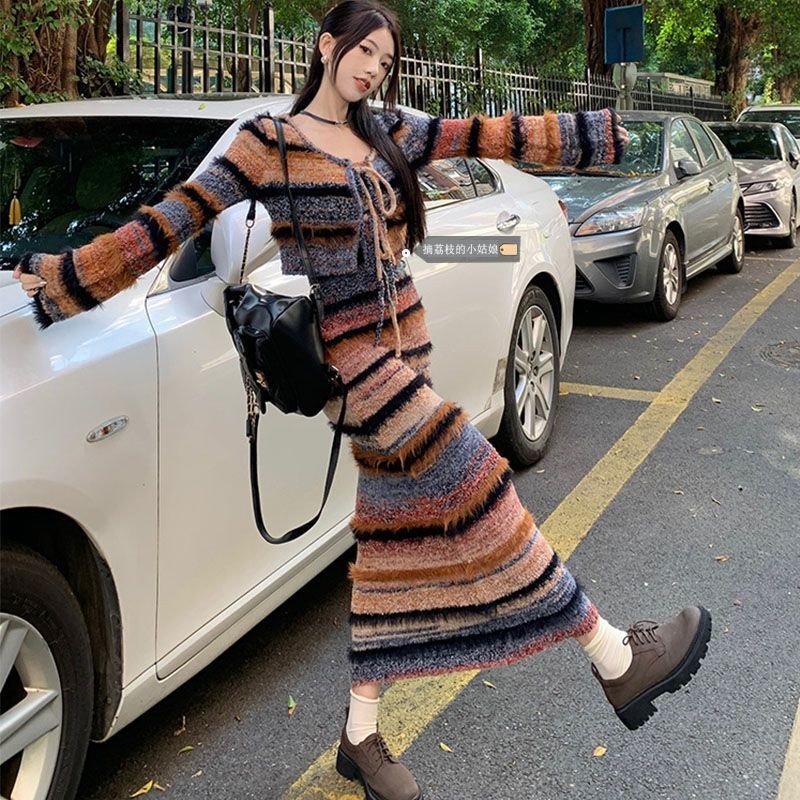 เสื้อสเวตเตอร์วินเทจผู้หญิงถักลายทางสลิมตัดสีชุดเดรสสายเดี่ยวหวานเผ็ดฤดูใบไม้ผลิและฤดูใบไม้ร่วงชุดคาร์ดิแกนชุดสองชิ้น m1sa