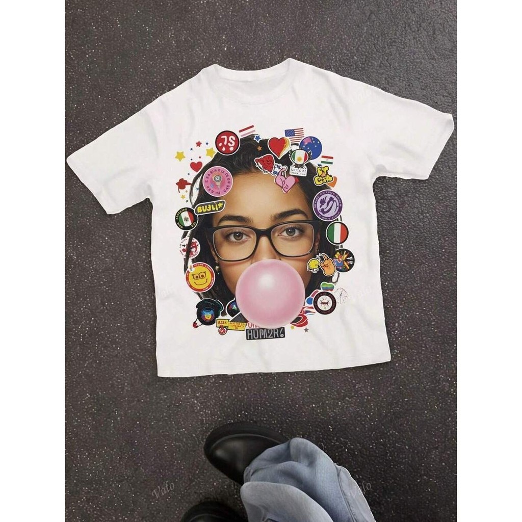 Papaya Studio เสื้อยืดลายผู้หญิงเป่าหมากฝรั่ง สไตล์สายฝอ สีสันสดใส ใส่ได้ทั้งผู้หญิงผู้ชาย เสื้อยืด 