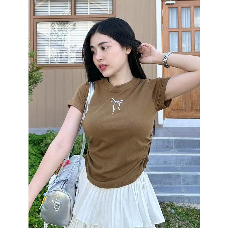 เสื้อยืดผู้หญิงเสื้อครอปแต่งย่นข้าง ปักโบว์แน่นๆ น่ารักมาก รุ่น โบว์ใหญ่