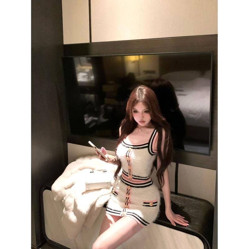 Xyzkuli Fujia ลูกสาวชุด Contrast สี Plush Camisole ผู้หญิงฤดูใบไม้ร่วงกระชับสะโพกกระโปรงคลุมชุดสองชิ้น
