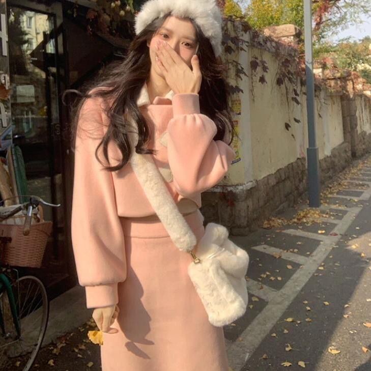 ชุดฤดูใบไม้ร่วงและฤดูหนาวเสื้อโค้ทผ้ากำมะหยี่สีชมพูแฟชั่นสไตล์สาวเกาหลีกระโปรงเอวสูงสีชมพู