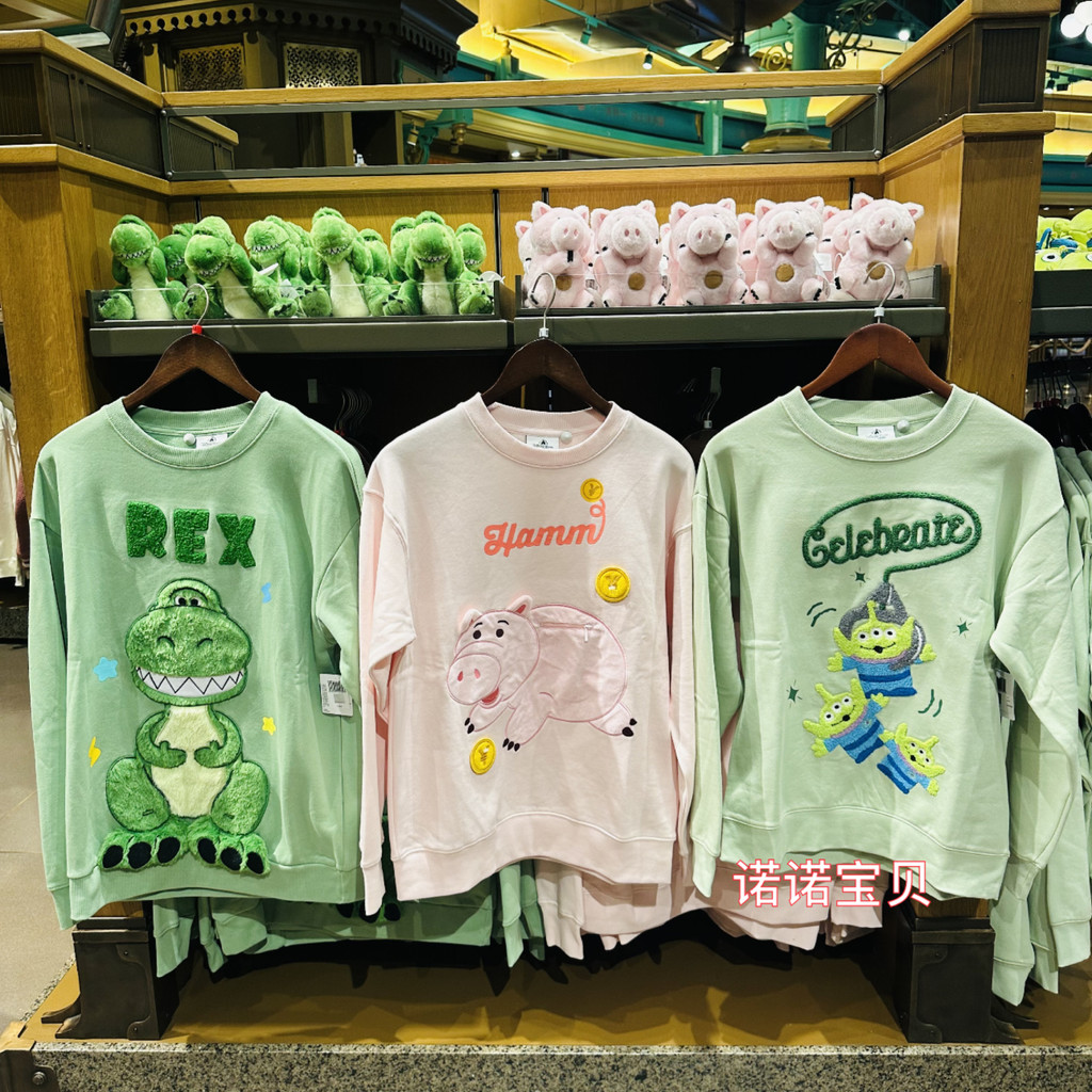 เซี่ยงไฮ้ดิสนีย์ทอยสตอรี่เด็กสามตากอดมังกรแฮมหมูการ์ตูนผู้ใหญ่คอกลมเสื้อกันหนาวด้านบน