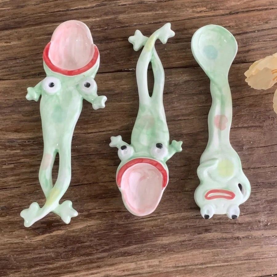 พร้อมสต็อกมูลค่าสูงช้อนกบช้อนซุปขนมแฮนด์เมด ผู้มีอิทธิพล ช้อนสไตล์เดียวกันสร้างสรรค์ประติมากรรมทรายตลกกาแฟเซรามิกของขวัญกวน