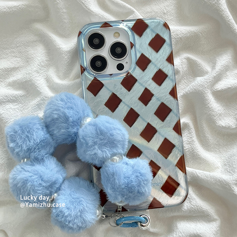 Huiwanju rhombus สีฟ้าพร้อมตุ๊กตาสําหรับ iPhone16promax เคสโทรศัพท์มือถือ iP15 creative หญิง 14/13 เคสป้องกัน